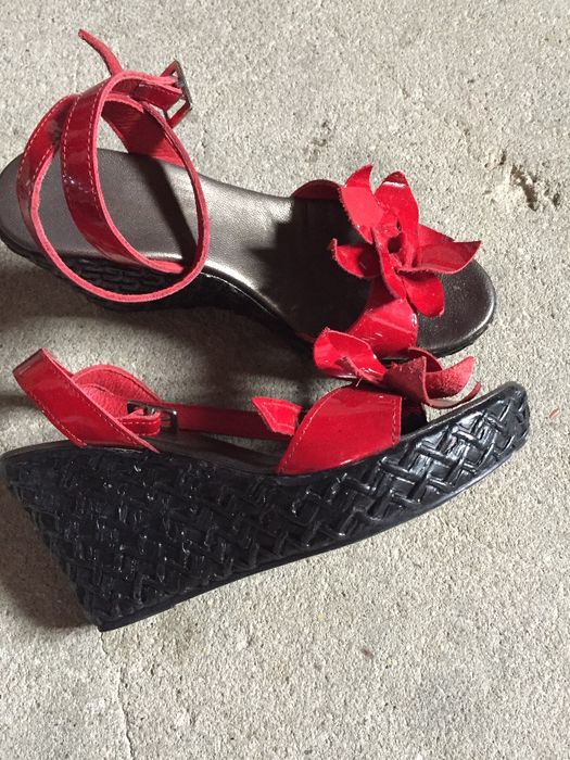 Sandálias de cunha vermelhas
