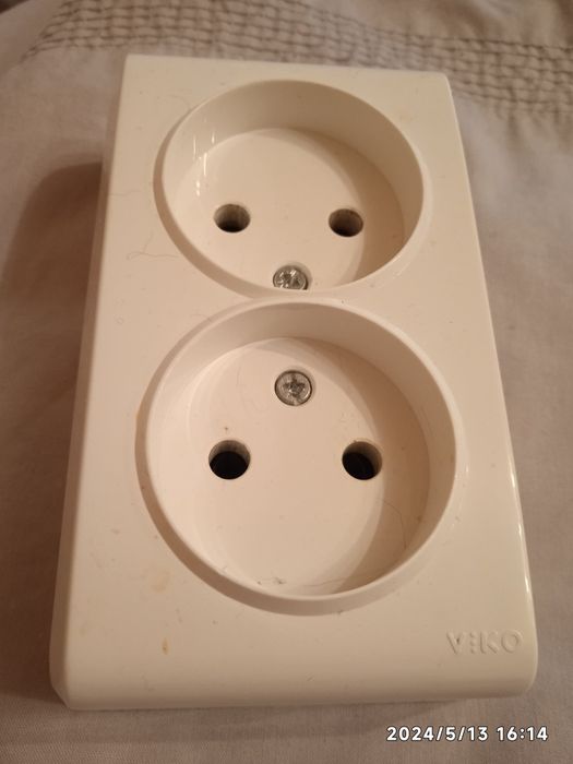 Тройник.               Розетка накладная.     .