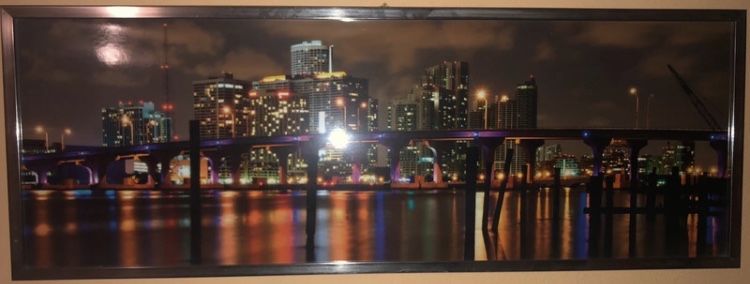 Obraz przedstawiajacy miasto nocą