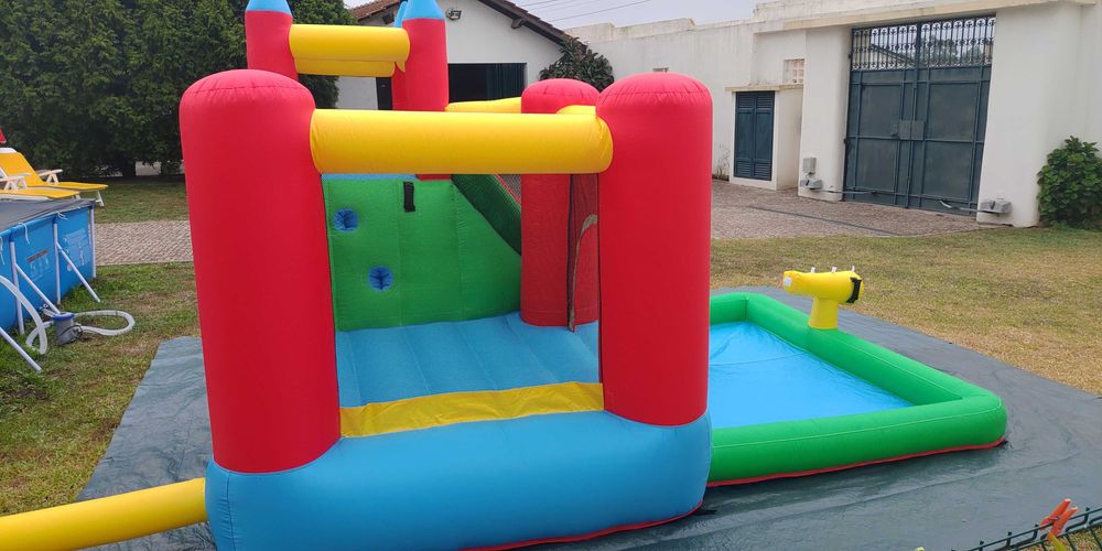 Castelo Insuflável com Escorrega e Trampolim – Diversão Garantida!