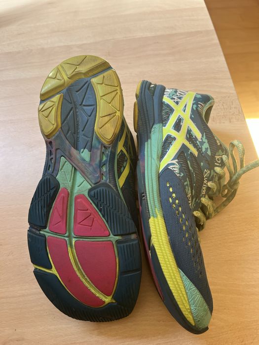 Sapatilhas Asics tamanho 39,5, mas calça 38