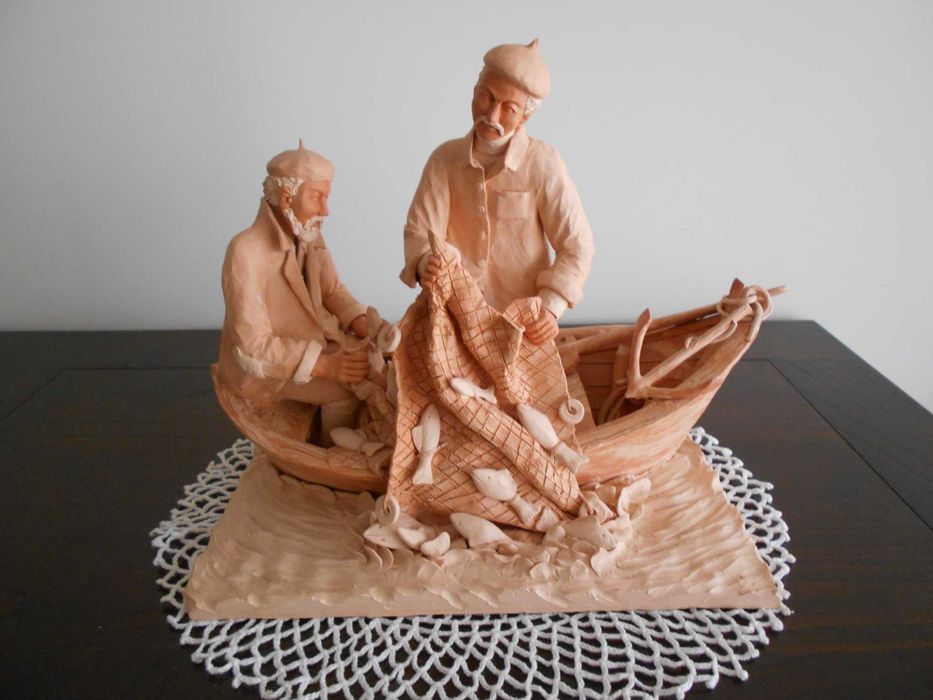 Espetacular peça de cerâmica artesanal "Pescadores", ano de 2002.