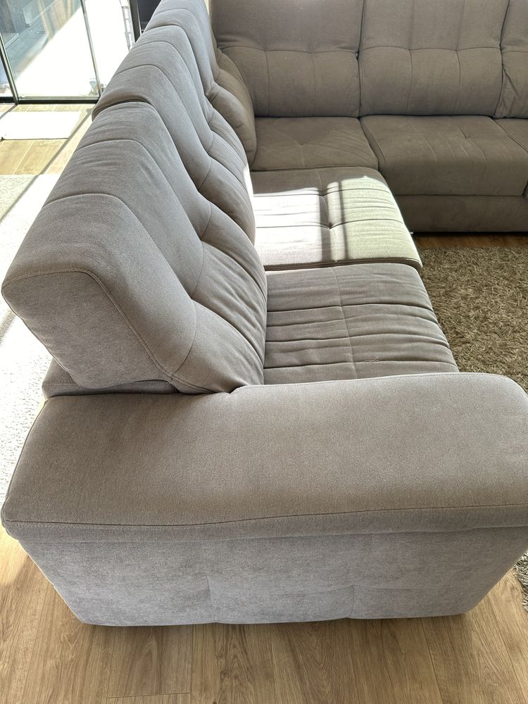 Sofá cor Taupe 2,70m x 2,70m com chaise longue