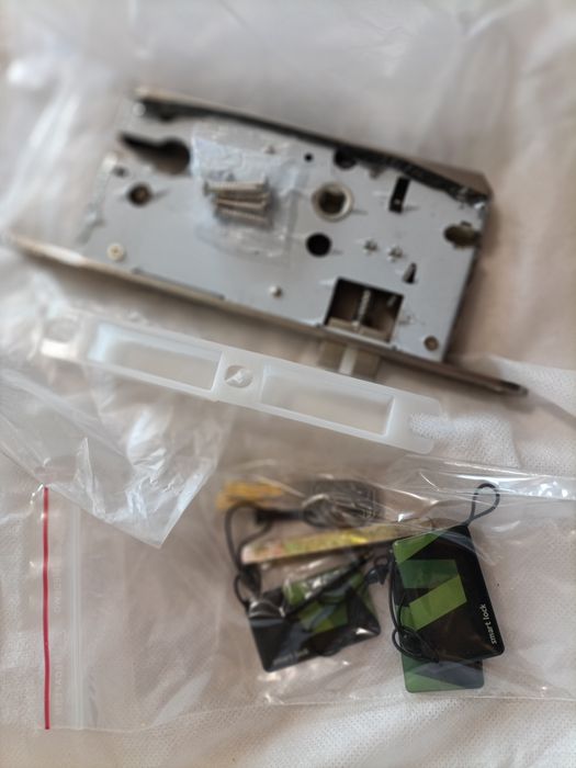 Fechadura inteligente com impressão digital, PIN ou cartão. Excelente.