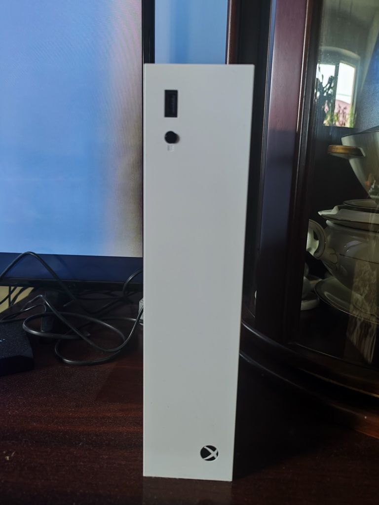 Xbox Series S + 2 геймпади + акумулятори з зарядною станцією