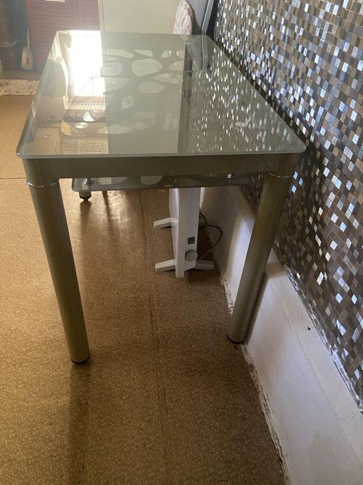 Стеклянный стол