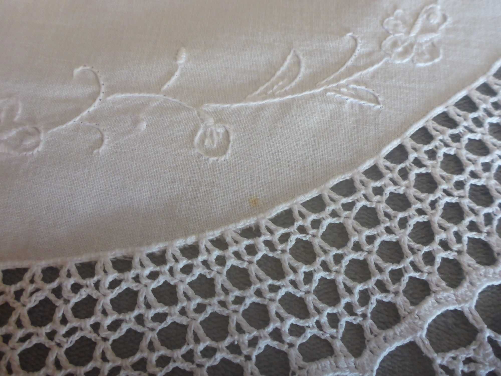 Grande toalha retangular ovalada , linho bordado á mão crochet 240x160