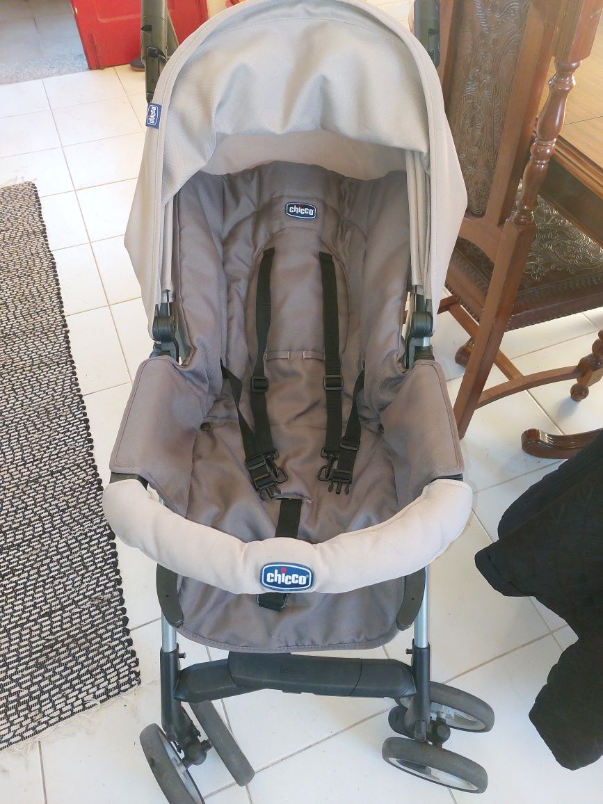 Vendo cama de bebé com colchão.  Mais carrinho