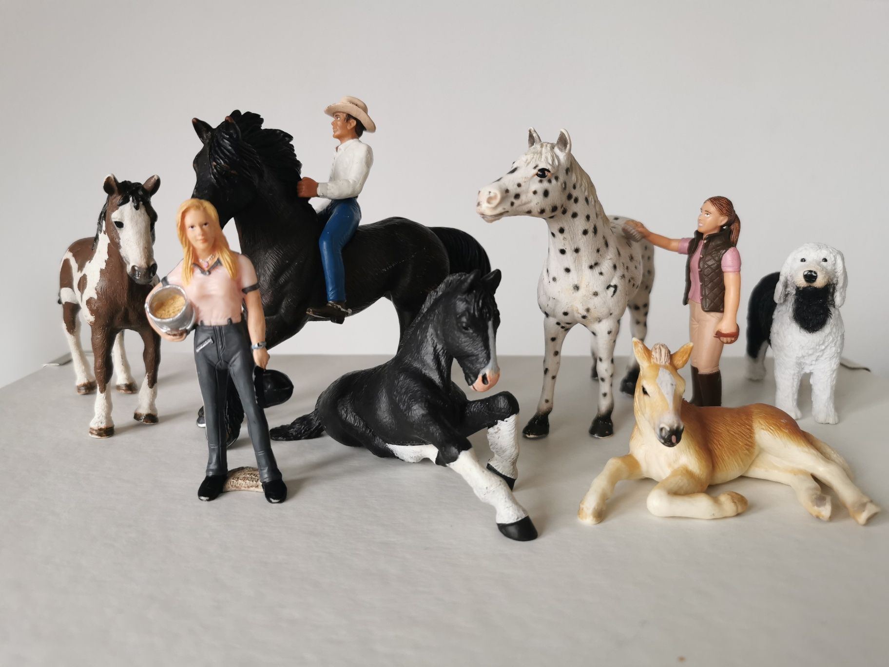 Karmiąca opiekunka koni 13454 Schleich figurka