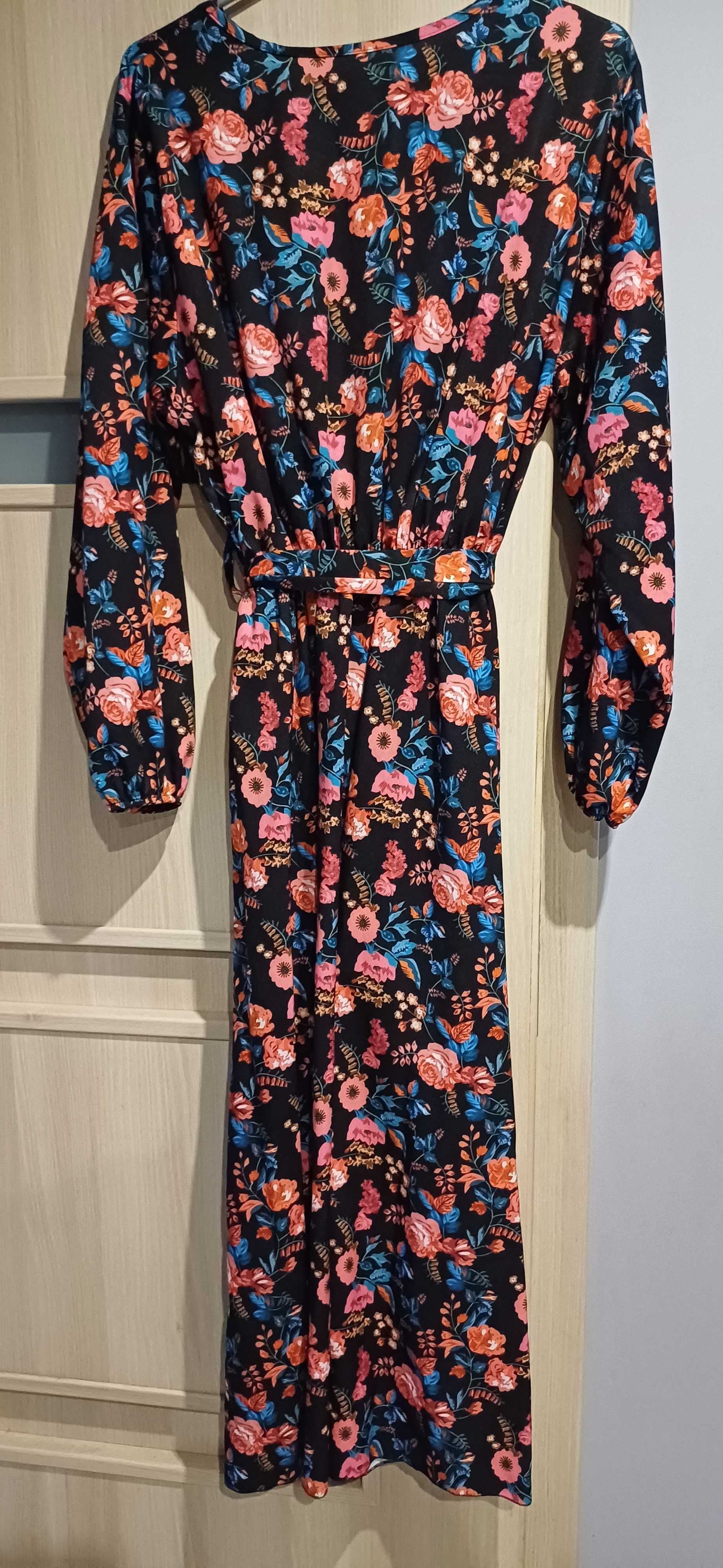 Sukienka w kolorowe printy
