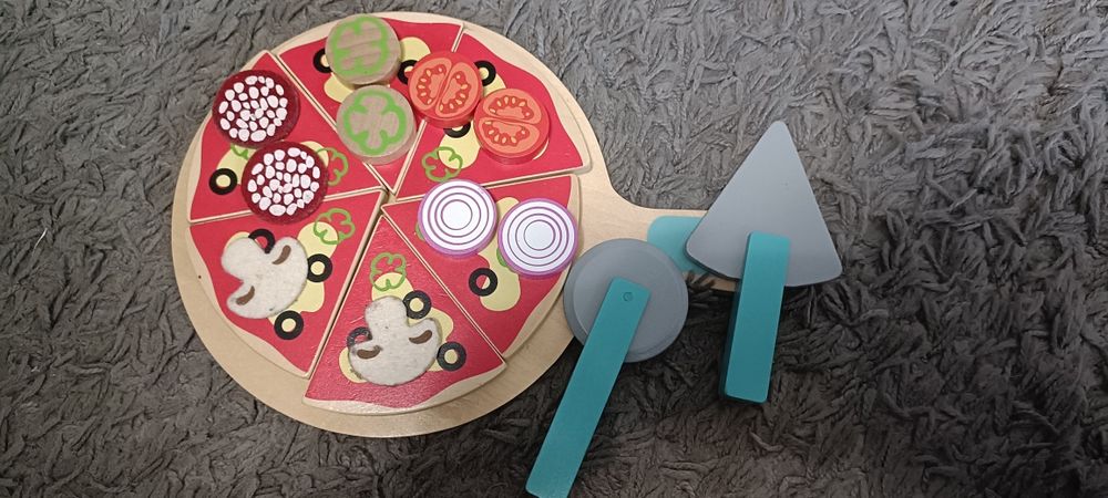 Drewniana pizza ze skladnikami