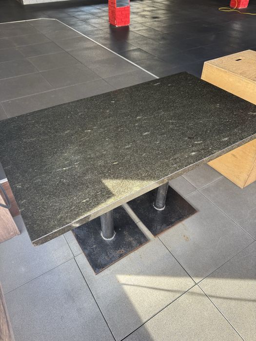 Стіл з мармуровою столешнею