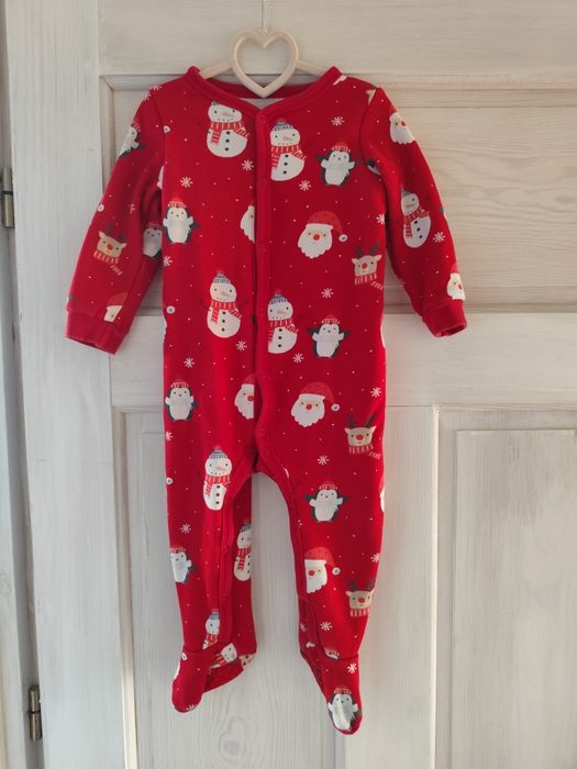 Pajacyk piżamka C&A zimowy świąteczny czerwony 80cm