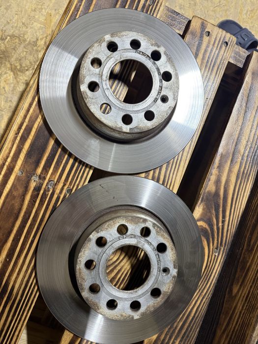 Продам гальмівні диски з колодками на Golf 7