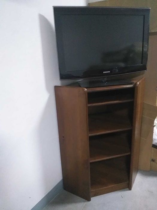 Móvel de canto em pinho maciço.