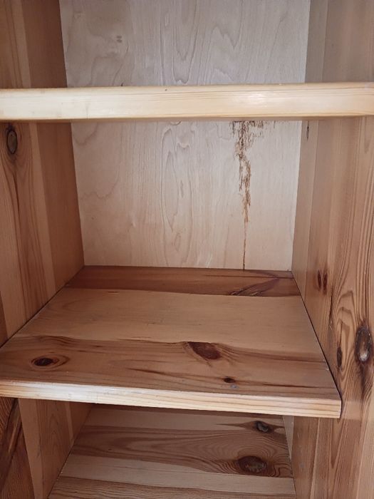 Drewniany regał sosnowy z czterema pólkami