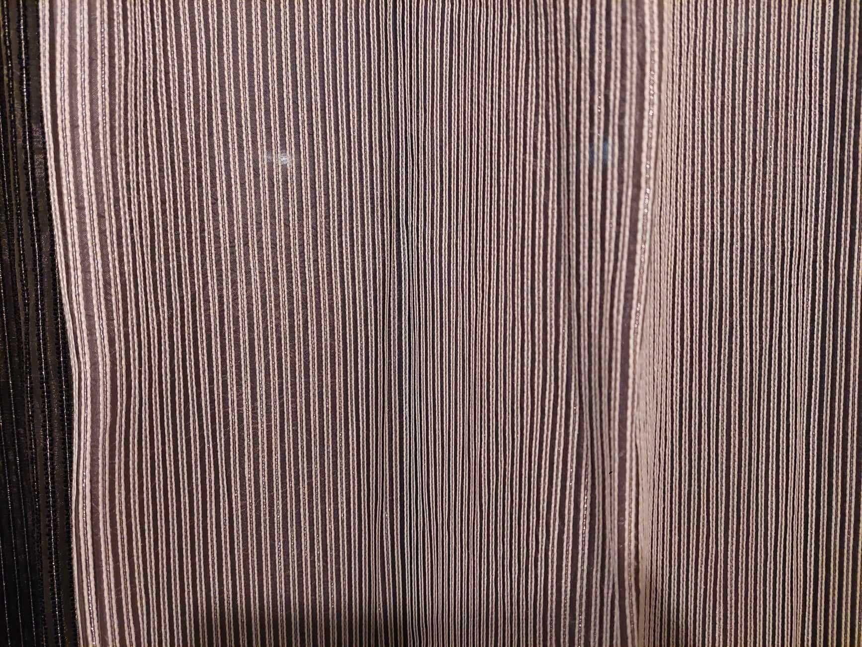 Cortinas pretas e prateadas, com brilho