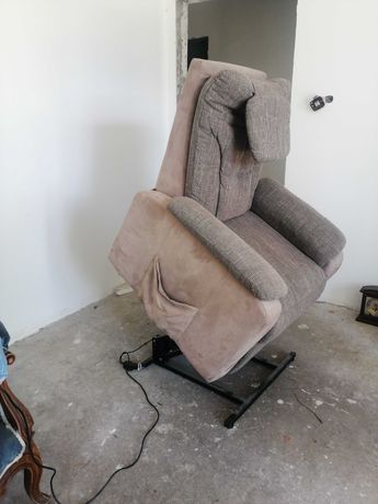 Fotel dla seniora z funkcją wstawania i rozkladania