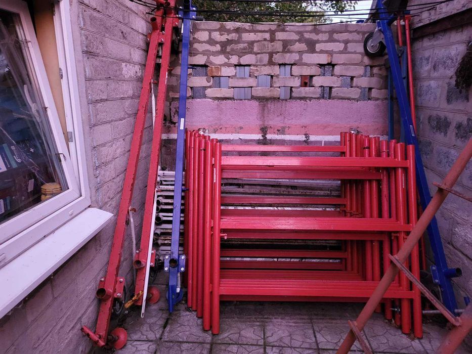 Будівельне пересувне риштування.