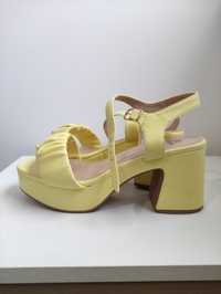 Sandálias de verão com salto amarelas