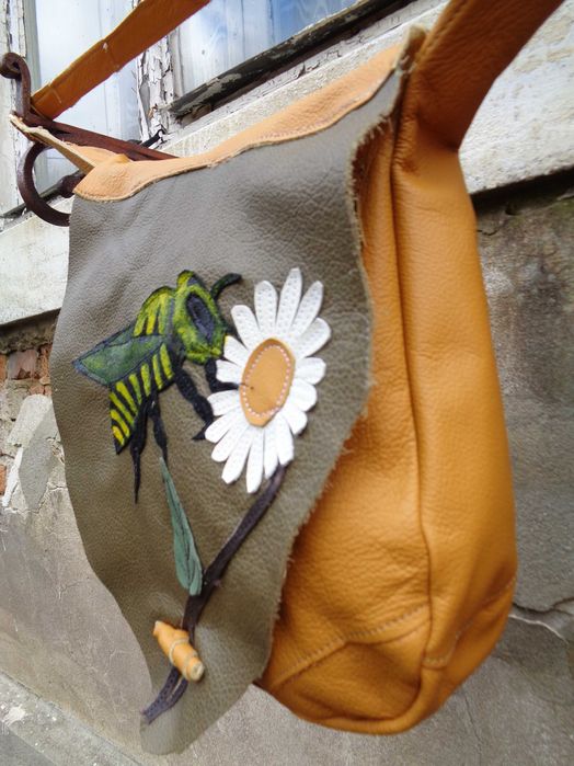 Artystyczna skórzana torebka z pszczołą. Handmade