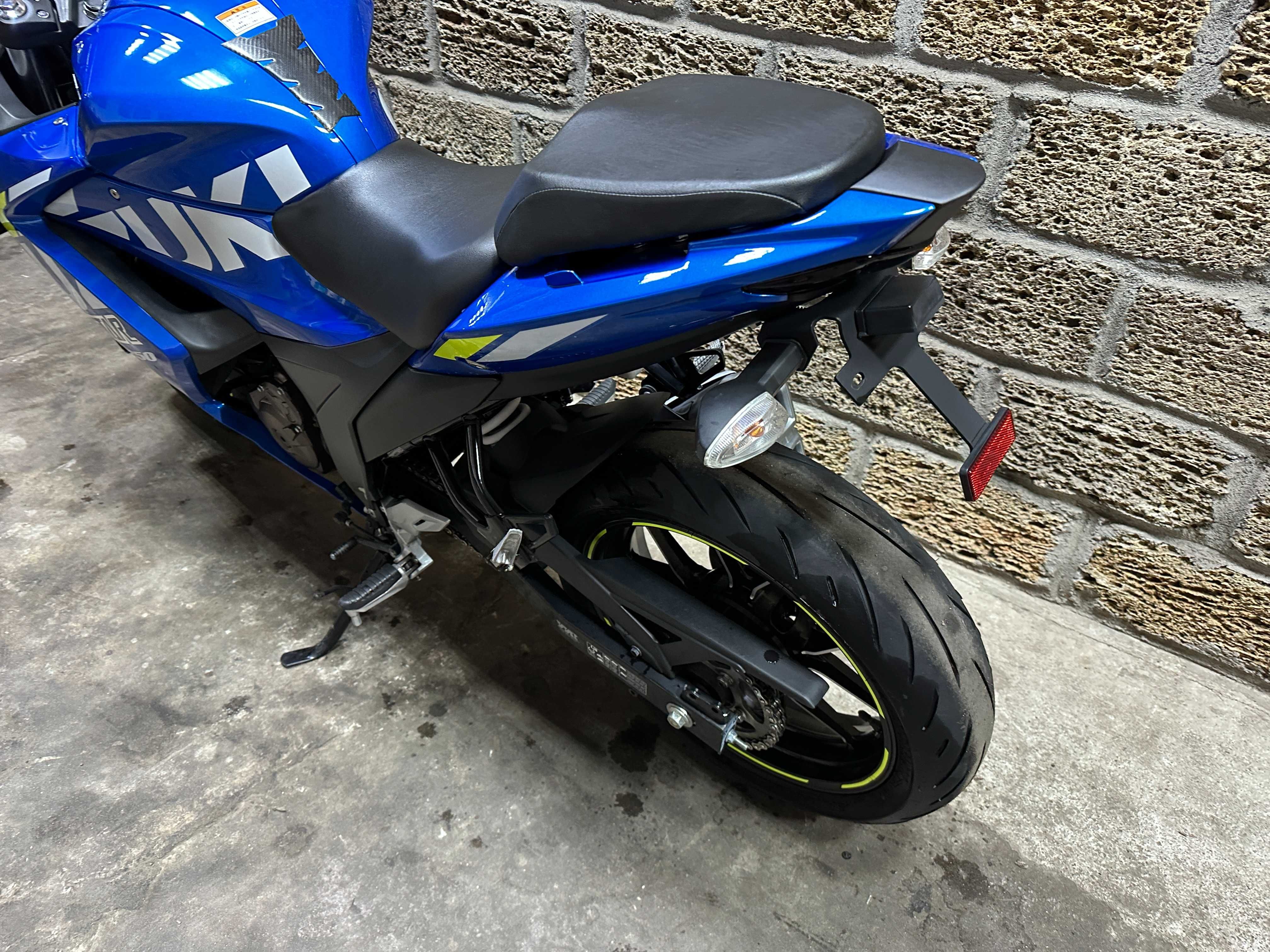 Suzuki GIXXER250SF Джіксер