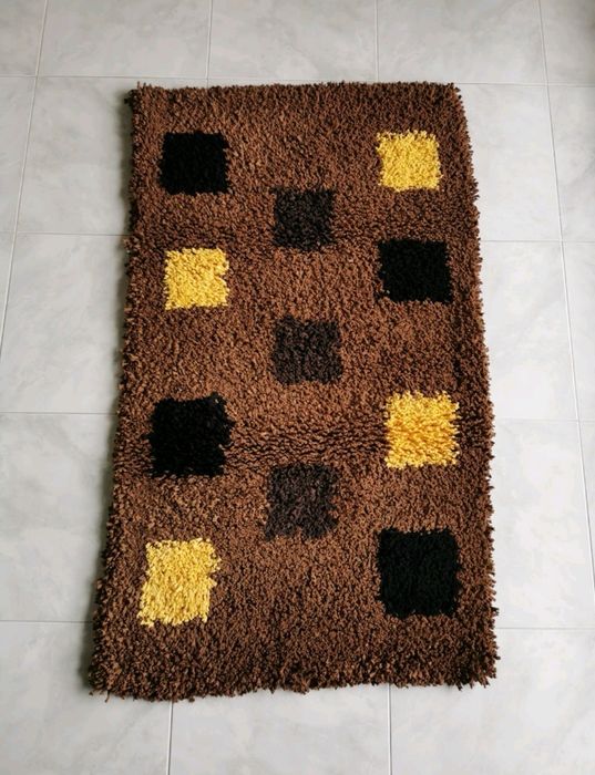 Tapete camel com preto e amarelo