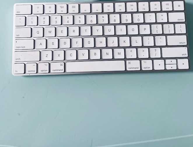 Macbook (teclado & rato incluso)