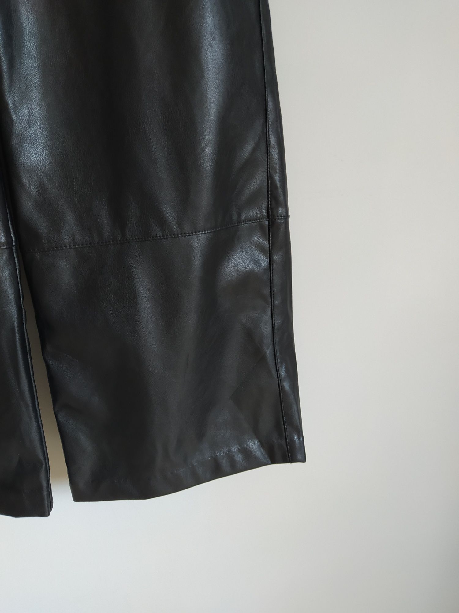 Czarne damskie spodnie wide leg, ekoskóra, szerokie nogawki H&M 38