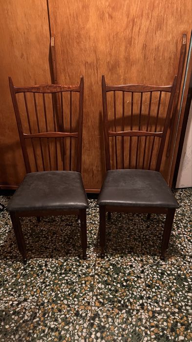 Cadeiras em madeira maciça