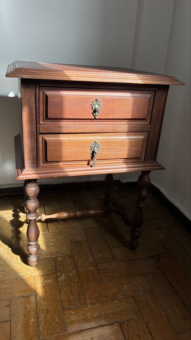 Cama de madeira com estrado