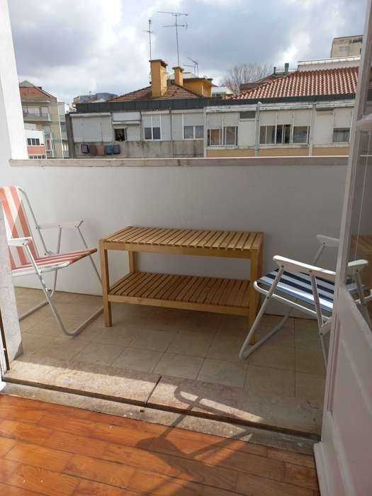 Arrenda quarto com varanda e muito sol!