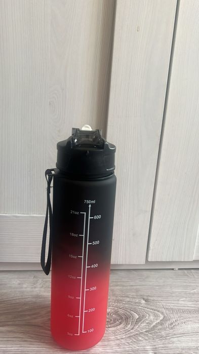 Butelka motywacyjna 750 ml z rurką – Gradient czarno-czerwony | Z miar
