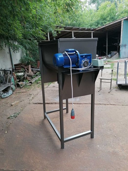 Шнековий навантажувач (погрузчик, загрузчик, конвейєр) в трубі