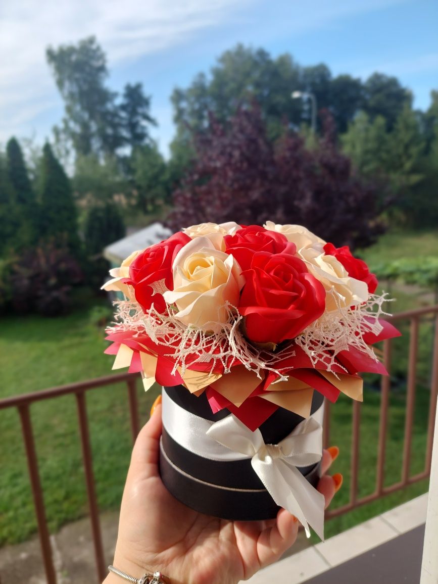 Flowerbox z pachnących róż I mydlanych na każdą okazję