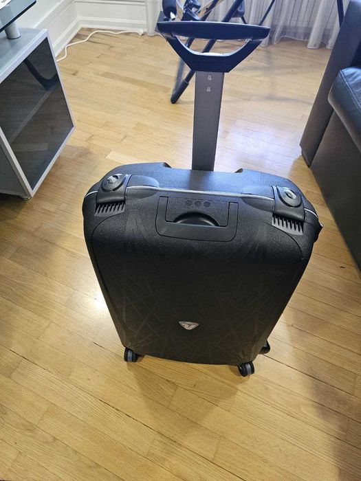 Чемодан из полипропилена 4-х колесах Roncato Light Черный (средний)