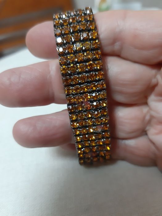 Pulseira prateada com brilhantes dourados