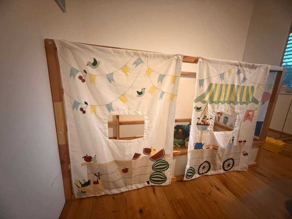 cama kura ikea com cortinas