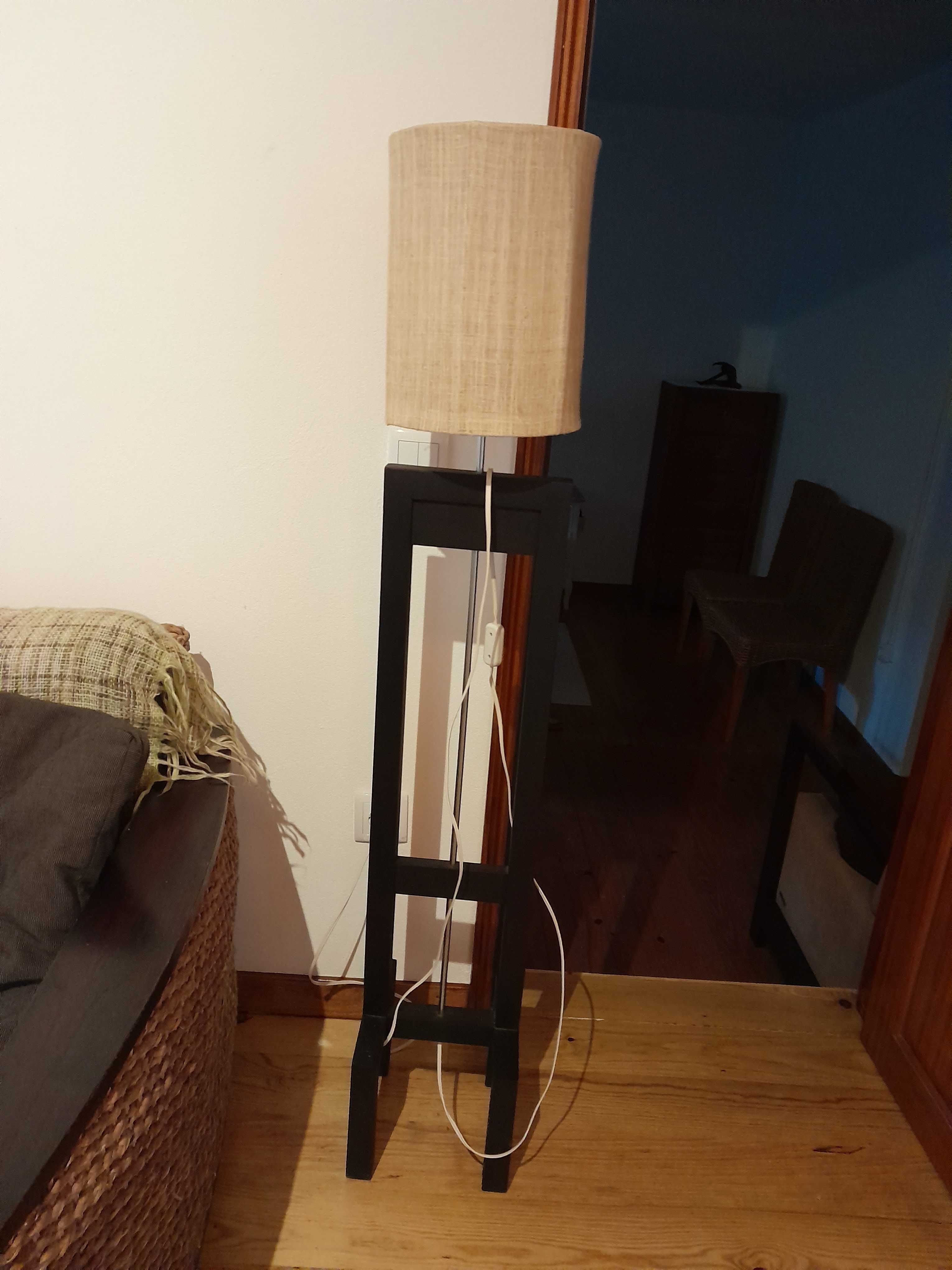 Belo e atrativo Sofá rústico, mesa de apoio e candeeiro