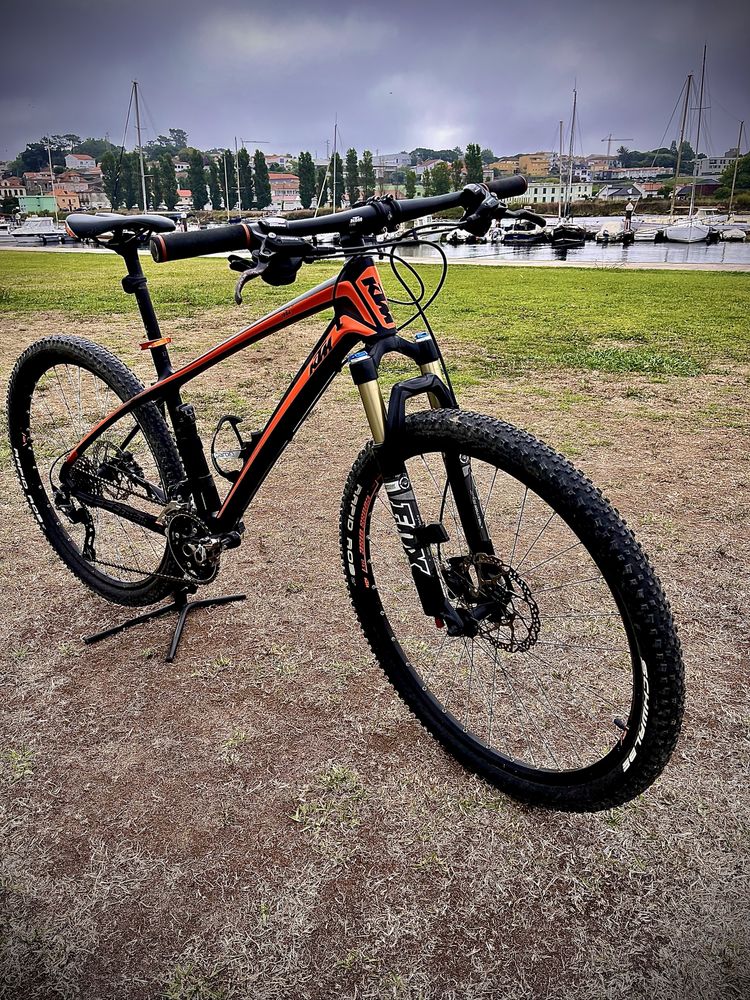 Bicicleta KTM em Carbono para BTT