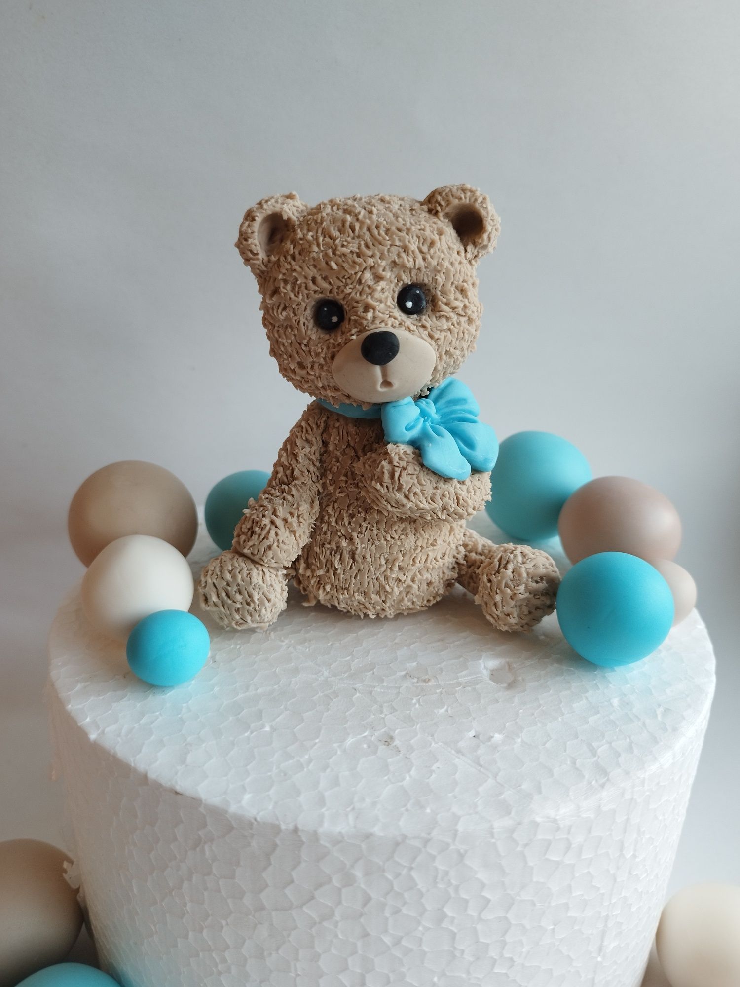 Figurka dekoracja na tort chrzest roczek miś z kokardą