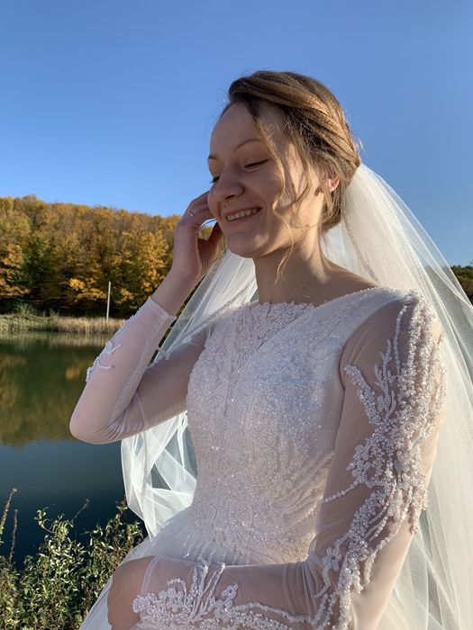 Весільна сукня зі шлейфом