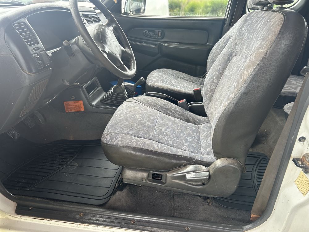 Mitsubishi L200 4x4    4 lugares