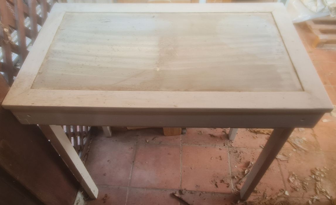 Mesa de luz em madeira