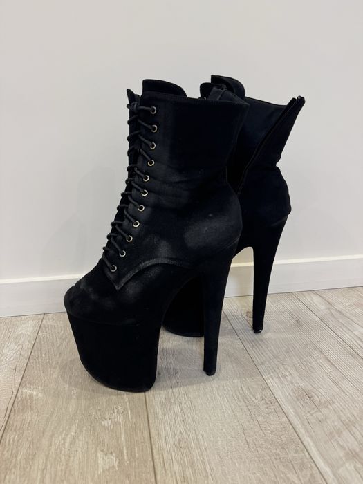 Продаю СТРИПЫ тройка 40-41 размер стелька 26,5 замшевые