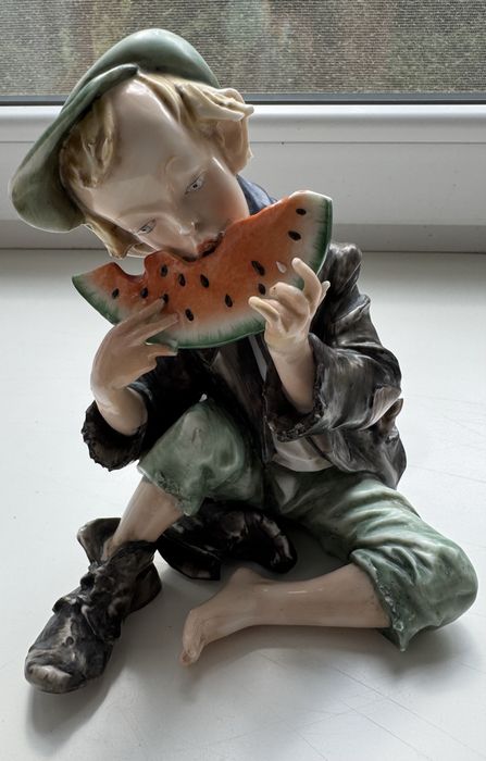 Фарфоровая статуэтка «Мальчик с арбузом»