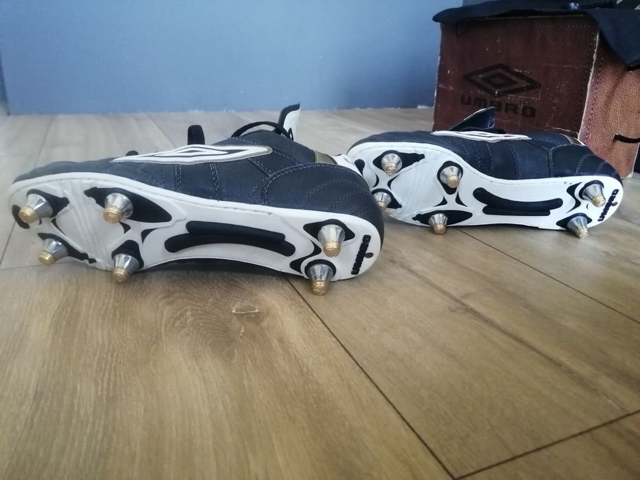 Korki piłkarskie UMBRO wkręty rozm. 41,5