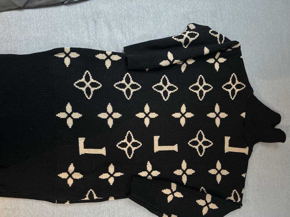 Ciepła dzianinowa sweterkowa sukienka z golfem