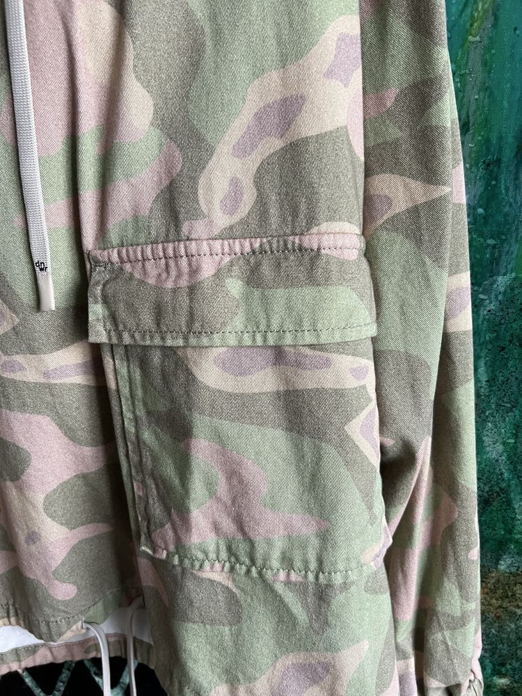 Męska przejściowa kurtka kangurka z kapturem z motywem moro camo Zara