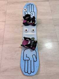 Deska snowboardowa dla juniora Bataleon Minishred 120 z wiązaniami